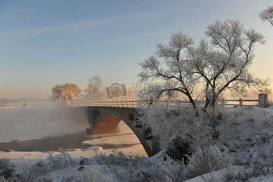 雪中的桥图片