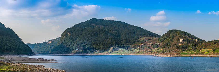 嘉陵江畔蓝天草地背景图高清图片