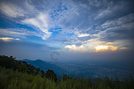 暴雨来袭前的山景背景