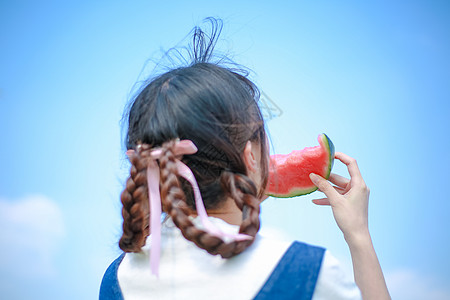 吃西瓜的女孩背影高清图片