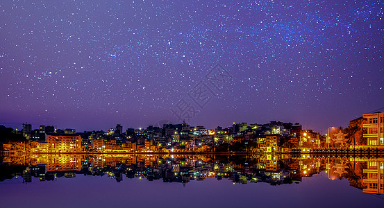 复古海边星空下的渔村夜景背景