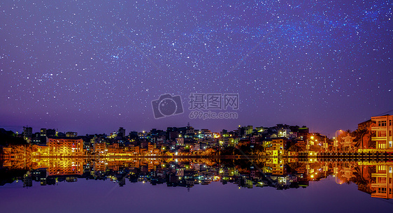 星空下的渔村夜景图片