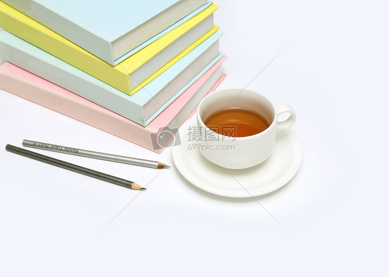 创意书籍和茶杯摆设图片