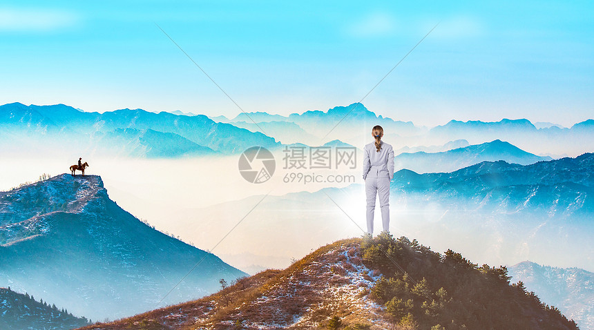 站在山峰上的人 图片