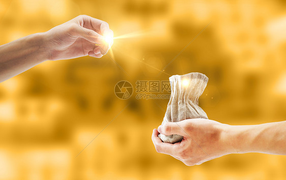 双手捧钱理财投资