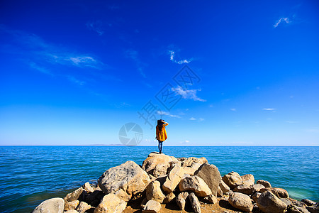 水石头青海湖旁的女孩子背景