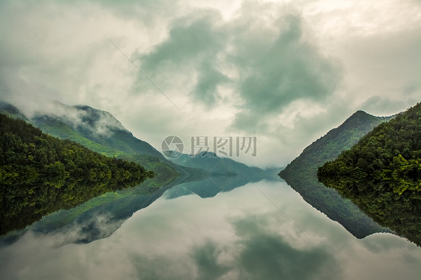 雨雾弥漫的山川图片