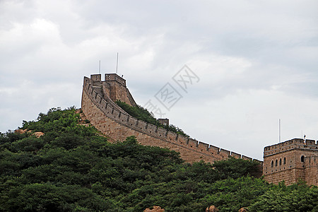 小雨过后的万里长城背景图片