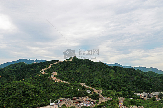 小雨过后的万里长城图片