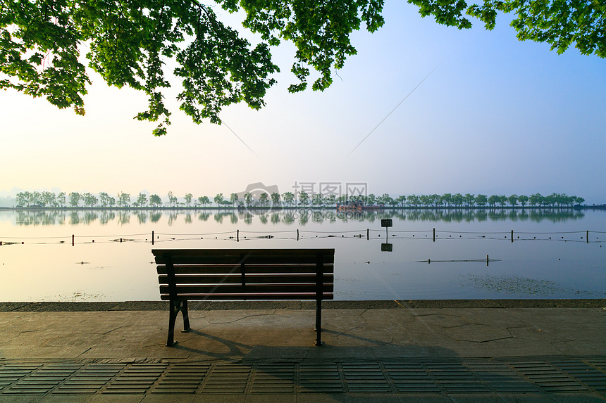 杭州西湖旁的座椅图片