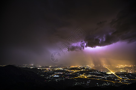 闪电下的北京背景图片