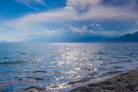 山水美景新疆赛里木湖蓝天湖泊美景背景