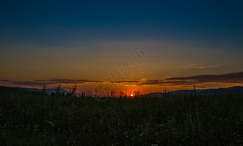 那拉提草原落日美景图片