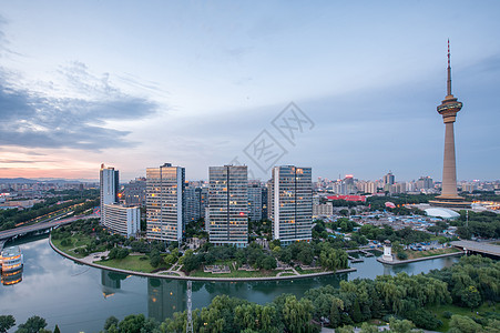 北京观光塔北京电视塔与昆明湖背景