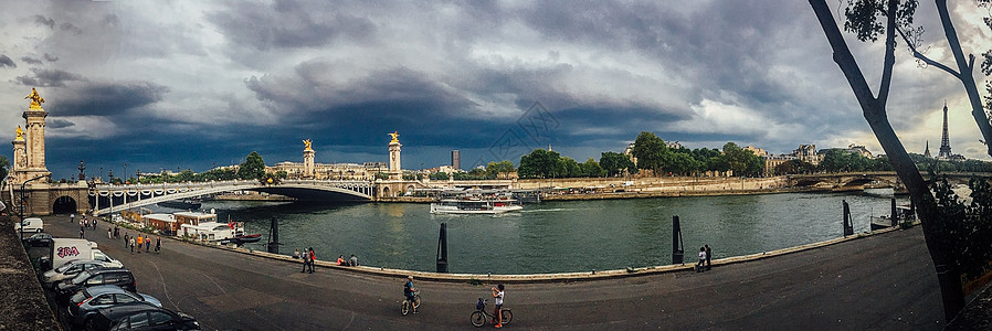 手机拍摄阴云下巴黎亚历山大三世大桥及埃菲尔铁塔全景图片