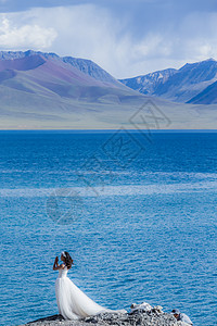 国外婚纱照青藏高原纳木措圣湖边的新娘子背景