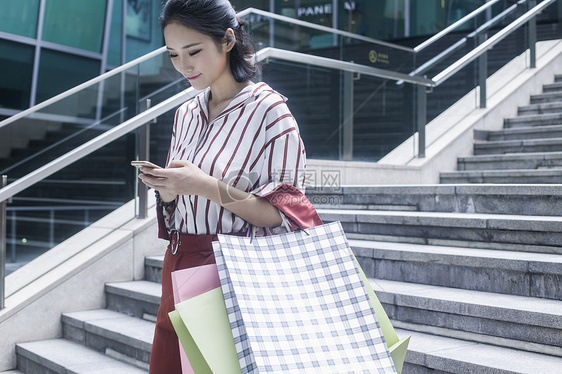 小资美女在商场购物逛街图片