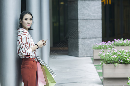 小资美女在商场购物逛街图片