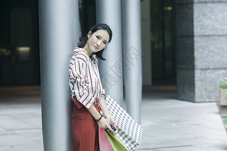 小资美女在商场购物逛街图片