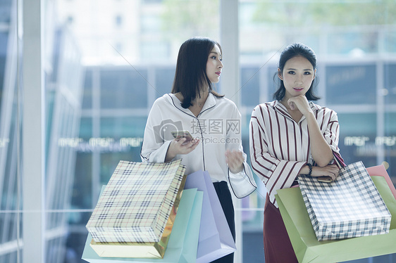 女性闺蜜在商场里逛街购物图片