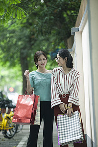 女性闺蜜在小资马路上购物逛街图片
