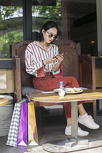 小资美女在逛街购物之余休息背景图片