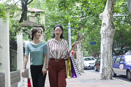 女性闺蜜在小资街道购物逛街图片