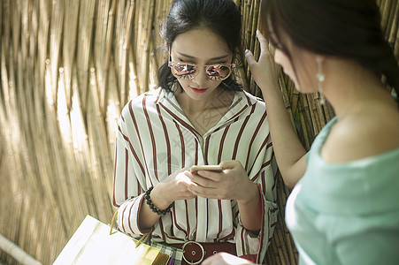 女性闺蜜一起在逛街购物图片