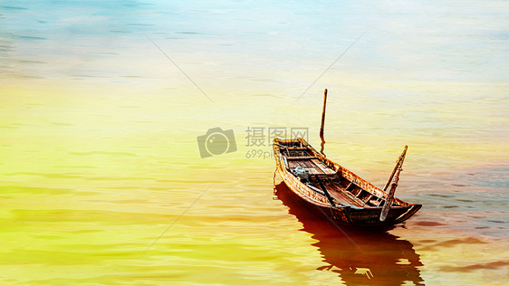 夕阳余晖下的渔船图片