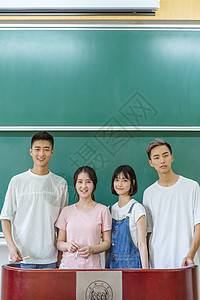 大学教室男女同学黑板前学习图片