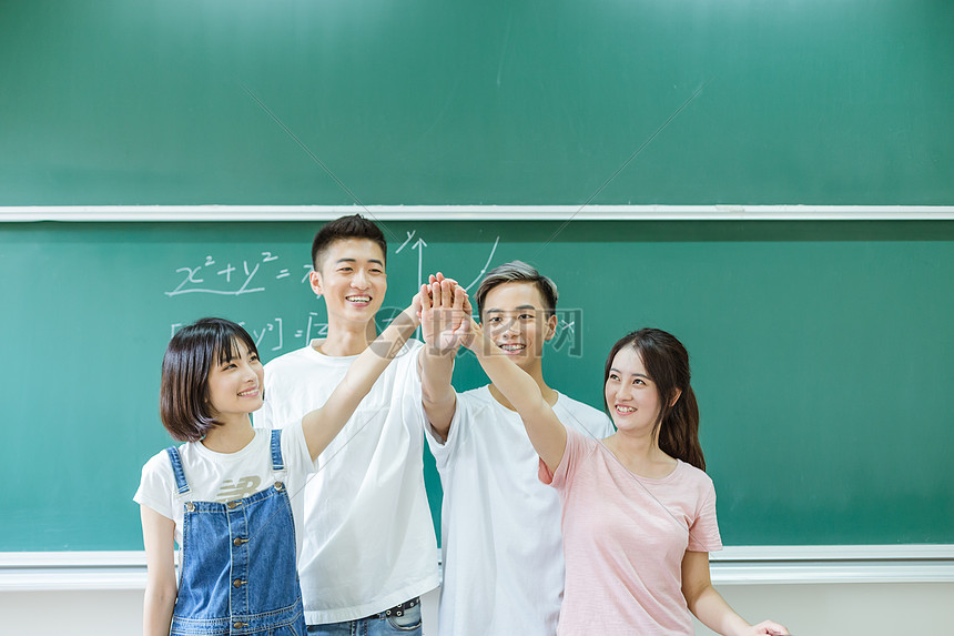 大学教室男女同学黑板前学习图片