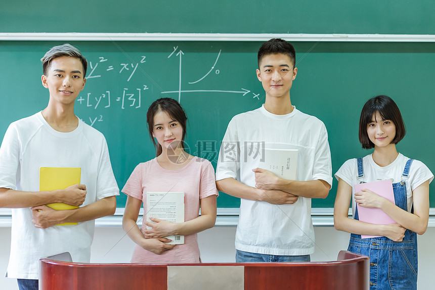 大学教室男女同学黑板前学习图片