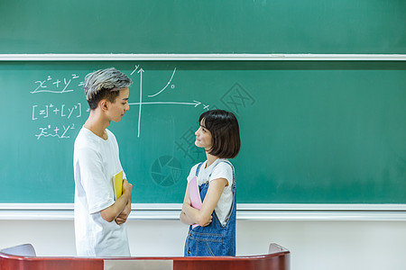 大学教室男女同学黑板前学习图片