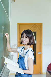 教室大学女生黑板前学习图片