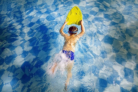 卡通游泳池用浮板游泳的孩子背景