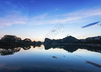 红色夜空静静的漓江背景