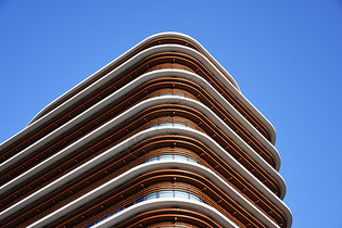 厦门蔚蓝天空下的现代复古建筑背景图片