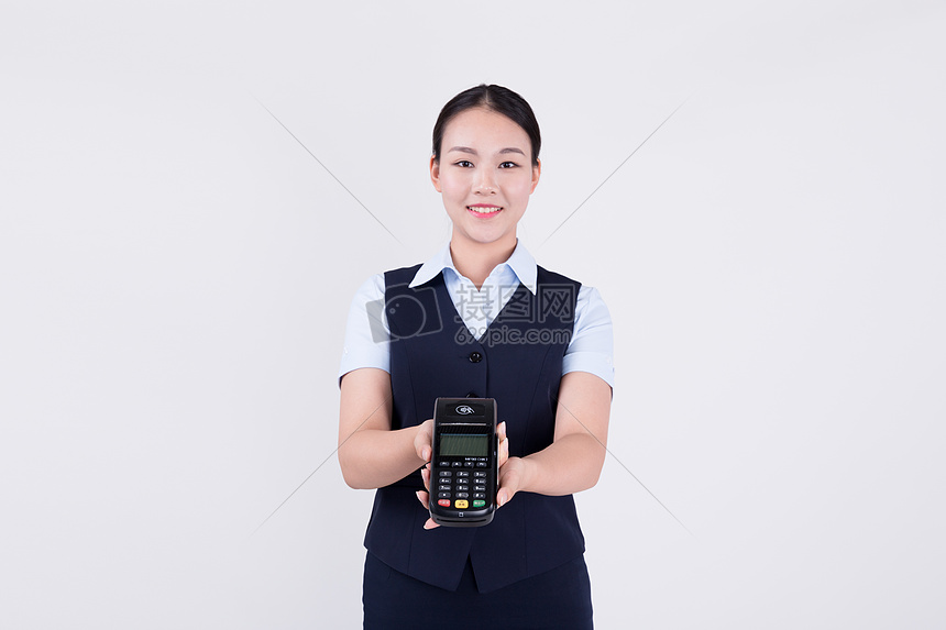 展示POS机刷卡的客服职业女性图片