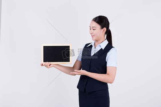 展示黑板的商务职业女性图片