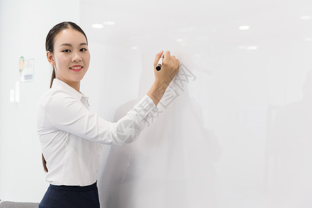 职业女性白领开会写板书写字图片