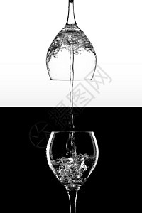 黑白背景中流着水的玻璃杯背景图片