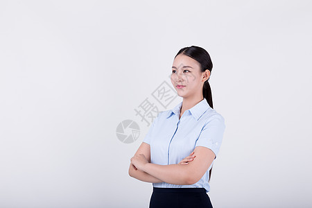 双手抱胸的自信职业女性图片