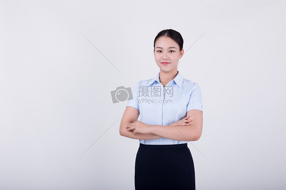 双手抱胸的自信职业女性图片