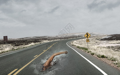 在高速公路上比赛的游泳选手图片