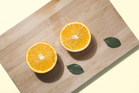 美味的橙子两个切开的橙子高清图片
