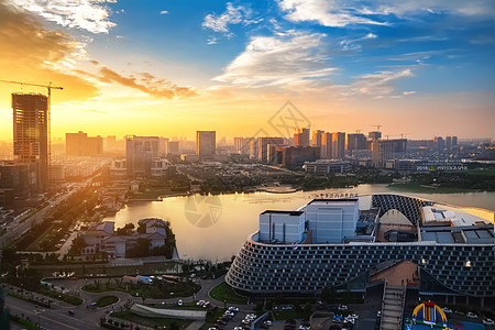 公园建设聚龙湖夕阳背景