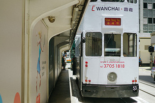 穿梭在香港繁荣区域中环的电车图片