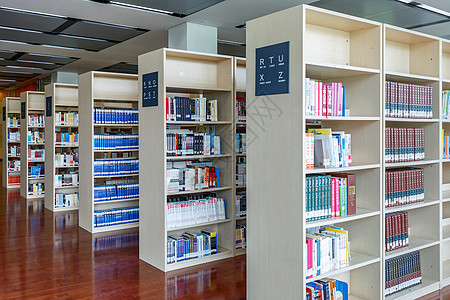宽敞明亮的图书馆阅览室图片