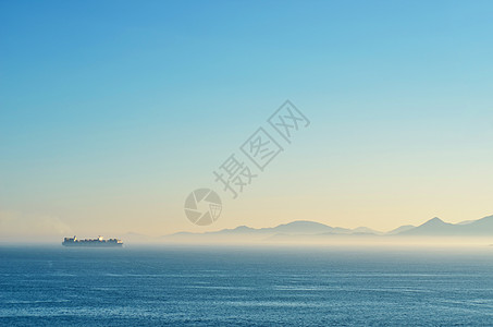 水海从远方归来的货船背景