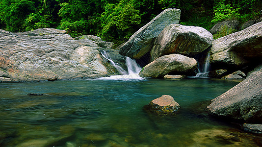 流水慢门清澈见底的水潭背景